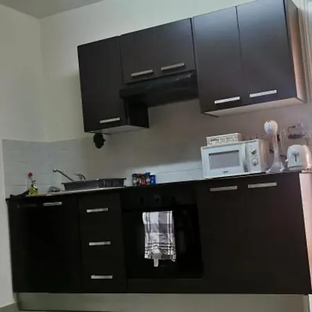 2br-7 Guests-free Parking-pool-aircon Paralimni