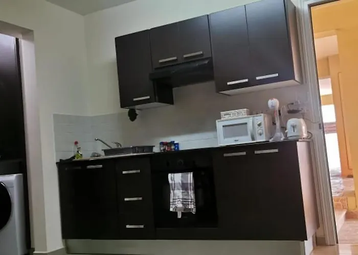 2br-7 Guests-free Parking-pool-aircon Paralimni