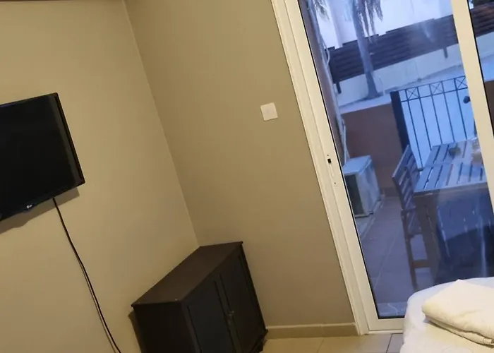 2br-7 Guests-free Parking-pool-aircon