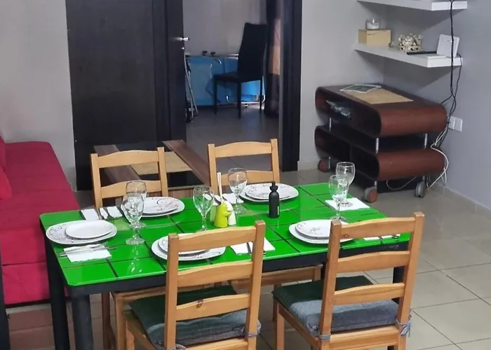 2br-7 Guests-free Parking-pool-aircon