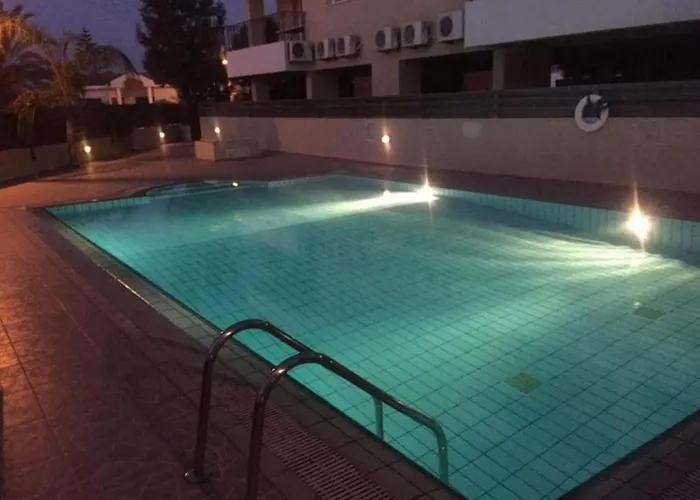 2br-7 Guests-free Parking-pool-aircon Apartament
